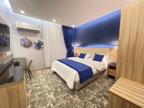 Habitación de hotel con cama y TV en Jeddah Luxury stay for Self Check-In Apartment, en Yeda