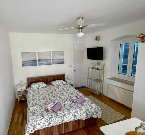 um quarto com uma cama com dois sacos em Pjacal em Veli Lošinj