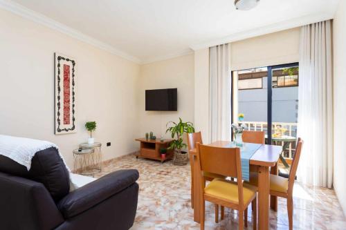 a living room with a table and a dining room at La Negrita en San Andrés cerca de la playa y WIFI in Santa Cruz de Tenerife