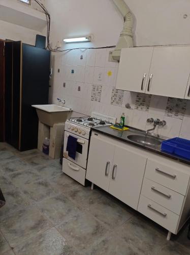 una cocina con estufa y fregadero en Departamento Zona Centro Ubicado A 1 Cuadra De La Terminal De Ómnibus con Cochera Techada, en San Fernando del Valle de Catamarca