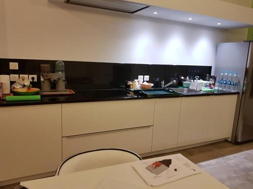 - une cuisine avec un comptoir et une table avec une plaque de cuisson dans l'établissement Haut Standing, à Ajaccio