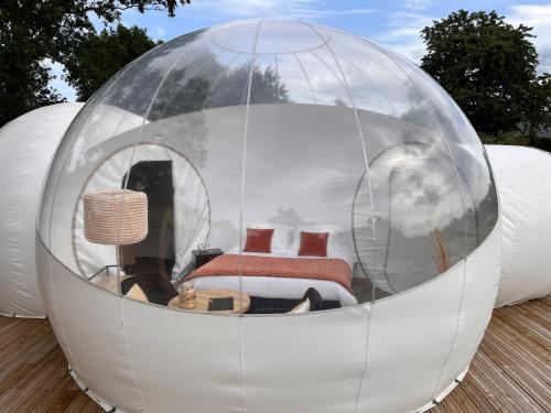 a bed inside of a dome house with a bed inside at Bubble Jade in Val Couesnon