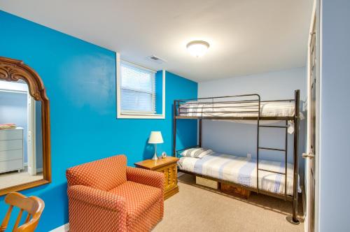 ein Schlafzimmer mit einem Etagenbett und einem Stuhl in der Unterkunft Charming Virginia Getaway Near Hiking and Golfing! in Lynchburg