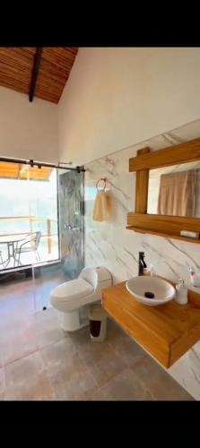 Un baño de GLAMPING SAN GIl TRINIDAD CIELO