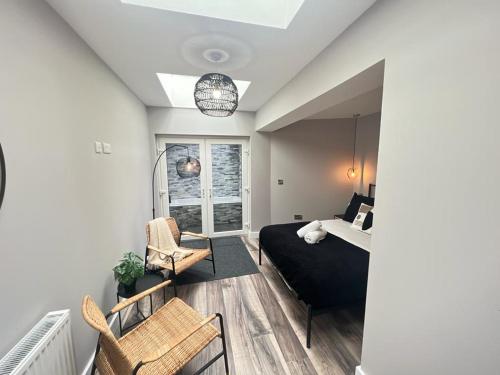 Posezení v ubytování Stylish modern central Belfast apartment perfect location free parking