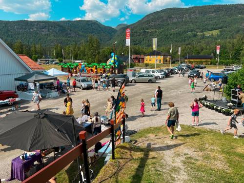 un gruppo di persone che camminano in un parcheggio di Hegna Camping a Seljord