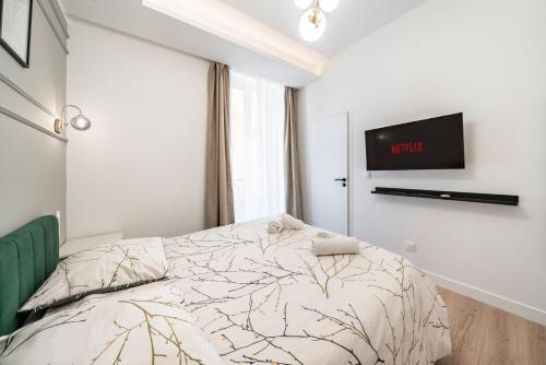 a bedroom with a bed and a tv on the wall at 2mn Monaco - Luxueux appartement rénové - AS in Beausoleil