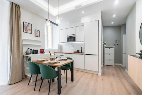 a kitchen and dining room with a table and chairs at 2mn Monaco - Luxueux appartement rénové - AS in Beausoleil