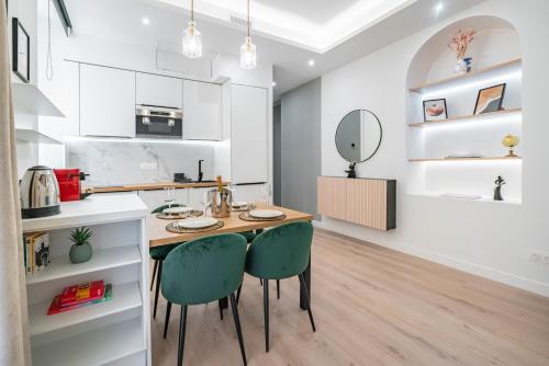 a kitchen with a table and chairs in a room at 2mn Monaco - Luxueux appartement rénové - AS in Beausoleil