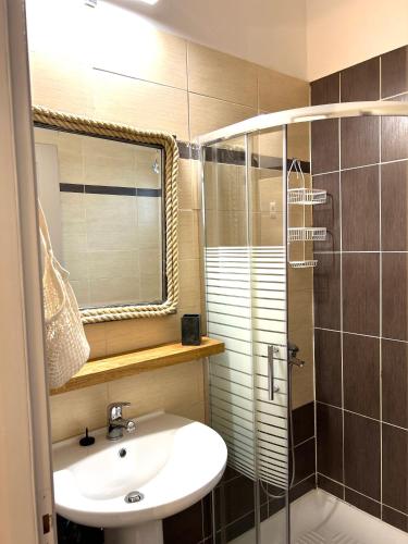 a bathroom with a sink and a shower at Aventora Apartments in Lygia