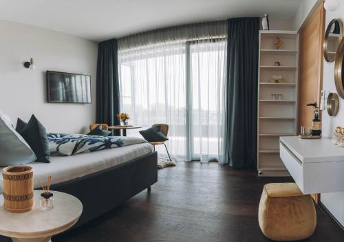 um quarto com uma cama, uma mesa e uma janela em ANKERPUNKT Seeblick 