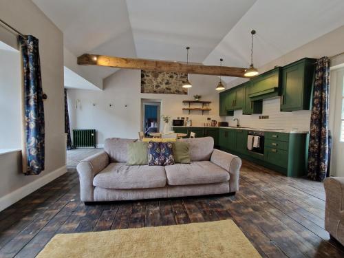 un soggiorno con divano e una cucina di Hare Cottage a Ballymena
