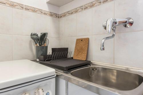uma cozinha com um lavatório e uma bancada em Kloster Meister Haus Apartment 12 em St. Blasien