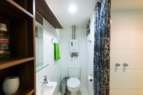 y baño pequeño con aseo y ducha. en Loft no Posto Seis, Copacabana, en Río de Janeiro