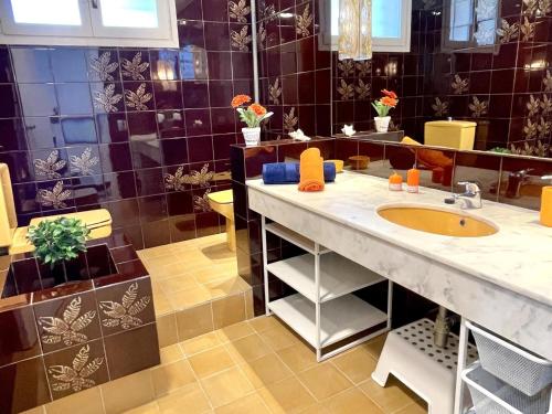 a bathroom with a sink and a large mirror at APARTBEACH MAS AIGUESVERDS CLIMATIZADO y PISCINA in Reus