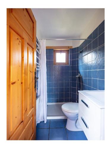 a bathroom with a toilet and a tub and a sink at Dom w Jaśminach in Nałęczów