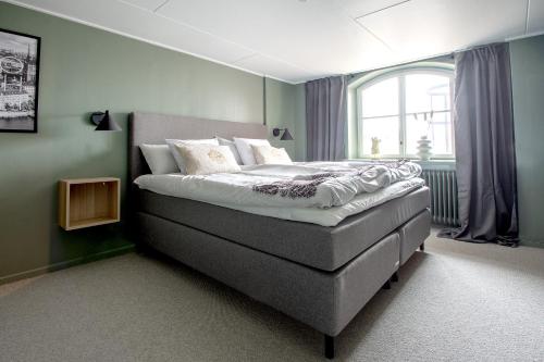 a bedroom with a large bed with a window at Hotel Montagne in Åmmeberg