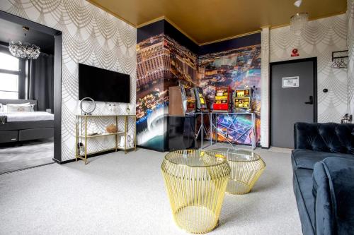 ein Wohnzimmer mit einem Sofa und einem TV in der Unterkunft Hotel Montagne in Åmmeberg