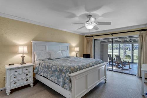 Schlafzimmer mit einem Bett und einem Deckenventilator in der Unterkunft Belle Vue in Ponte Vedra Beach