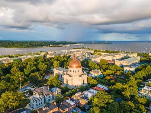 - une vue aérienne sur un bâtiment avec dôme dans l'établissement The Westin Annapolis, à Annapolis