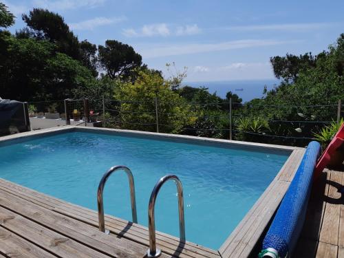 une piscine avec vue sur l'océan dans l'établissement HAUT DE VILLA au MONT ST CLAIR VUE EXCEPTIONNELLE MER et FORÊT terrasses, piscine, pétanque, solarium privés, à Sète