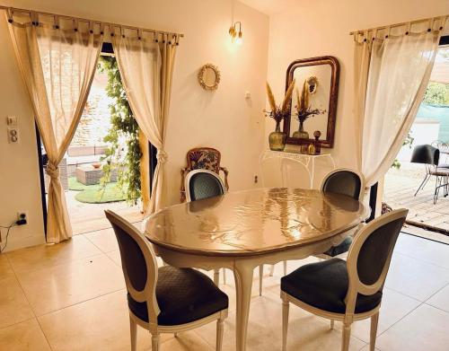 Afbeelding uit fotogalerij van Maison à Gordes dans le Lubéron in Gordes