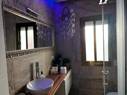 uma casa de banho com um lavatório e um espelho em KB HOME Puertollano em Puertollano