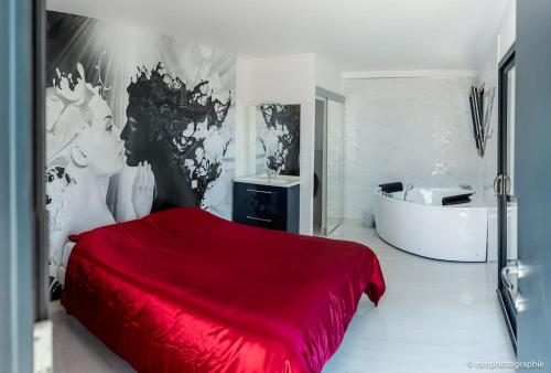 - une chambre avec un lit rouge et une baignoire dans l'établissement Villa Honoré bord mer/ jacuzzi, au Grau-dʼAgde