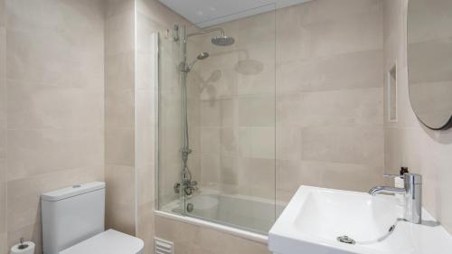 a bathroom with a shower and a toilet and a sink at Casa Meri in Alvor