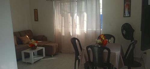 uma sala de estar com uma mesa e cadeiras e um sofá em Apartamento en Getsemaní em Cartagena das Índias