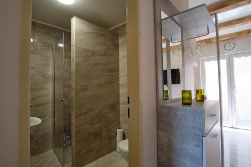 W łazience znajduje się prysznic ze szklanymi drzwiami. w obiekcie Apart Kobylí w mieście Kobylí