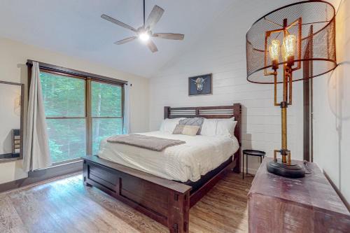 Ένα ή περισσότερα κρεβάτια σε δωμάτιο στο Creekside Getaway