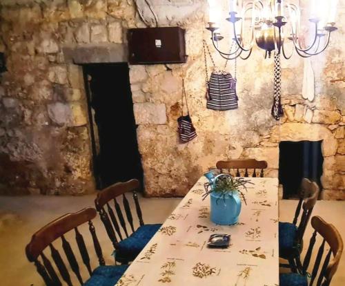 een eetkamer met een tafel met een blauwe vaas erop bij Maria`s place in Krivodol