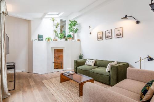un salon avec un canapé et une table dans l'établissement Appartement Pastourelle du Marais - Welkeys, à Paris