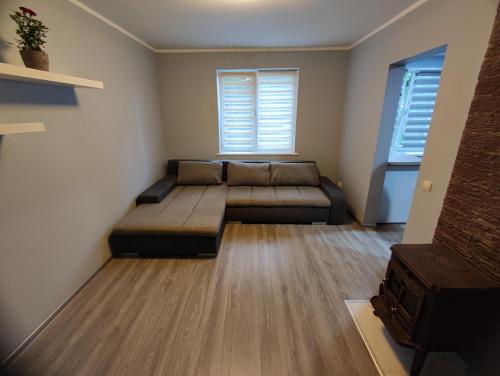 Habitación con cama y sofá en una habitación en Saules ieskauti, en Saulkrasti