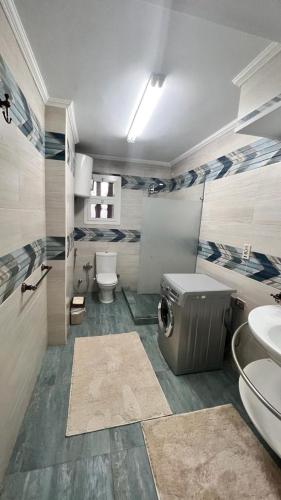 カイロにあるcairo apatmentのバスルーム(トイレ、洗面台付)