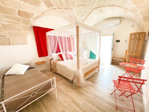 B&B Borgo Monacizzo في Monacizzo: غرفة نوم بسرير مع مظلة