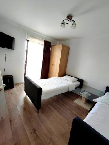 a hotel room with two beds and a window at Regal Guest House in Sighetu Marmaţiei