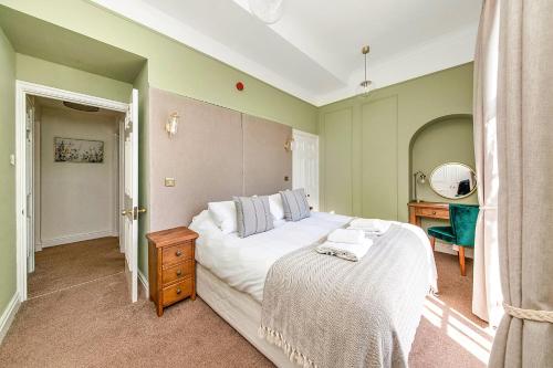 a bedroom with a bed and a desk and a mirror at Finest Retreats - Mowbray Hall Apt in Thirsk