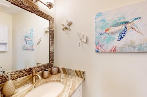 オレンジビーチにあるGrand Caribbean #425の洗面台と鏡のあるバスルーム