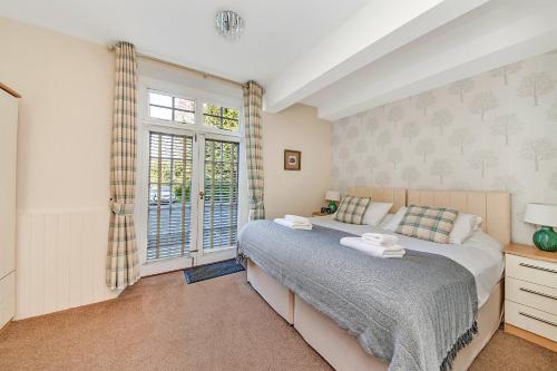 Katil atau katil-katil dalam bilik di Finest Retreats - Kilburn Hall Apt