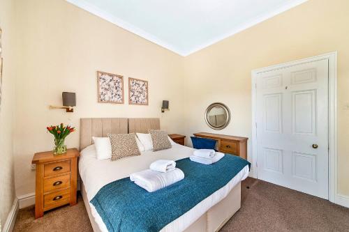 ein Schlafzimmer mit einem Bett mit zwei Handtüchern darauf in der Unterkunft Finest Retreats - Roulston Hall Apt in Thirsk