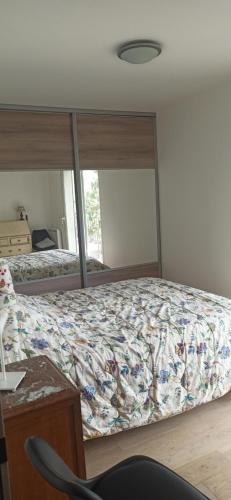 une chambre avec un lit et une fenêtre dans l'établissement Au coin du potager, à Le Rouret