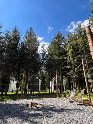 un parque con columpios y árboles en Apartamenty Leśne Historie 1, en Gołuchów