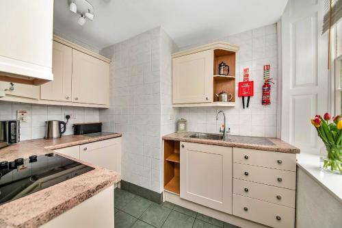 Dapur atau dapur kecil di Finest Retreats - York Hall Apt