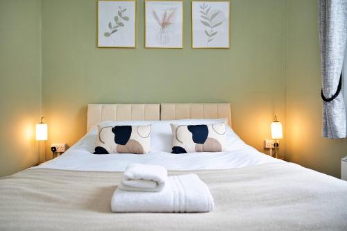 Finest Retreats - York Hall Apt tesisinde bir odada yatak veya yataklar