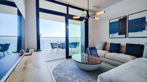ein Wohnzimmer mit einem Sofa und einem Tisch in der Unterkunft SUNSET CLIFFS modern apartment in Benidorm