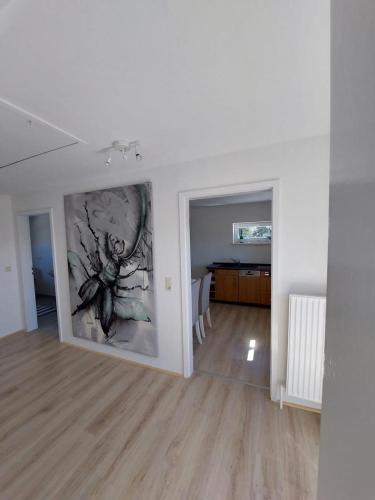 een woonkamer met een schilderij aan de muur bij Ferienwohnung am Klosterforst 