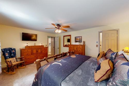 a bedroom with a bed and a ceiling fan at Whistle and Quill Lodge in Swanton