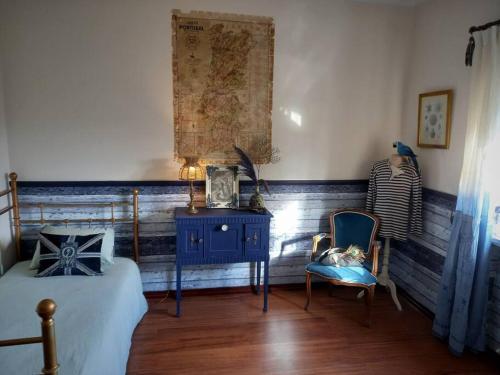 托馬爾的住宿－Casa Azul Tomar privé vakantiehuis，一间卧室配有一张床、一张蓝色的桌子和椅子